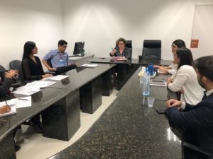 Pessoas sentadas atrás de uma bancada