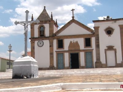 Foto da fachada da igreja matriz de Oeiras
