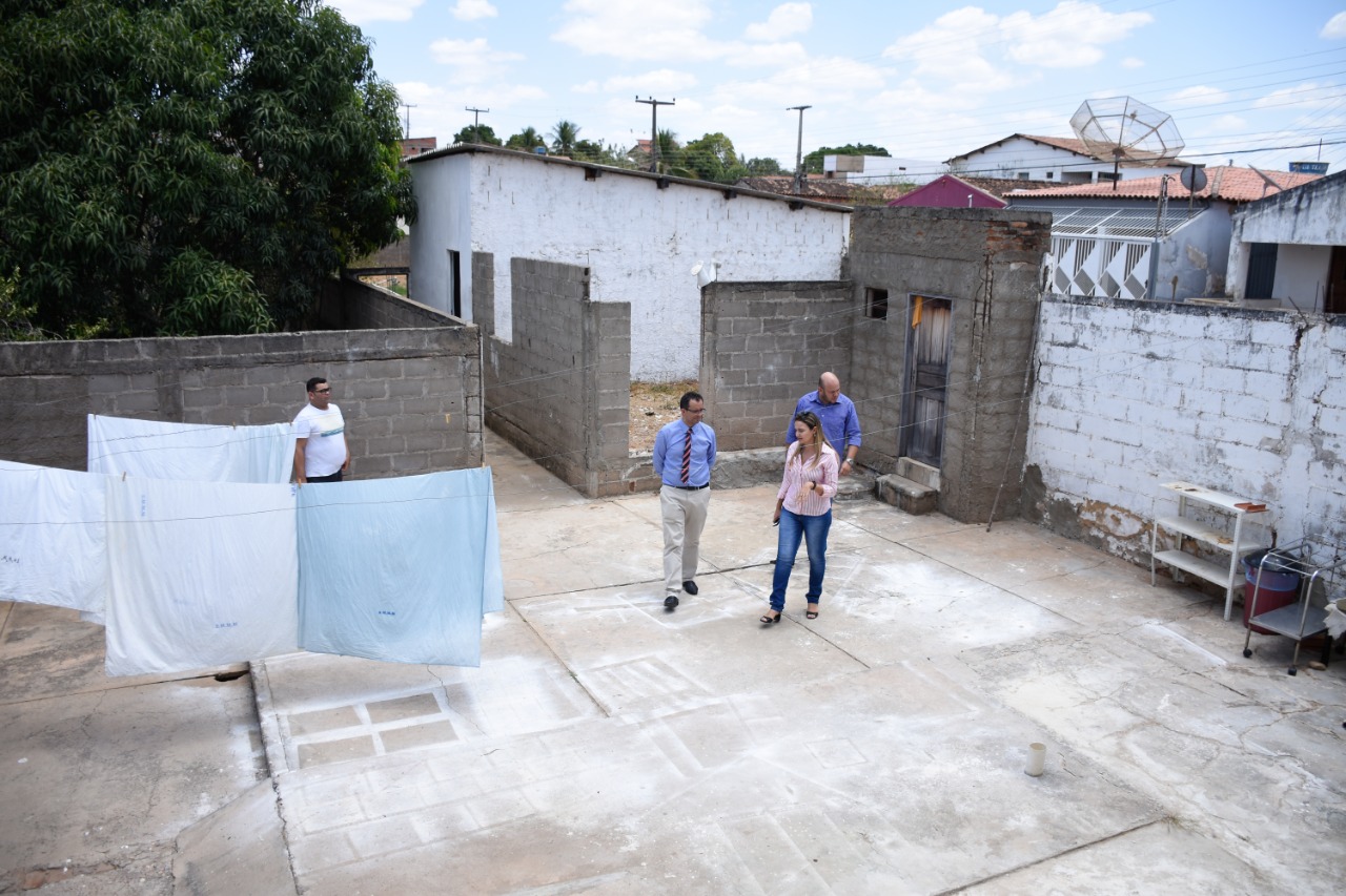 pessoas de longe em uma area aberta