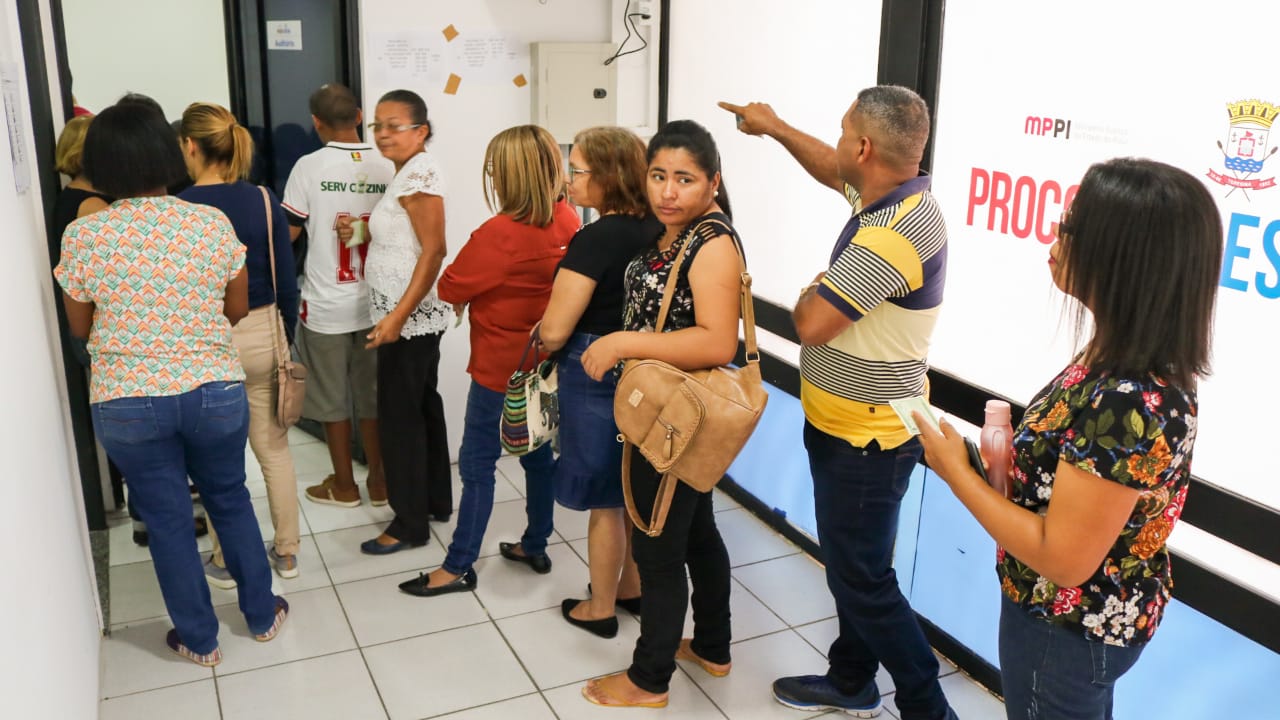Pessoas de pe 