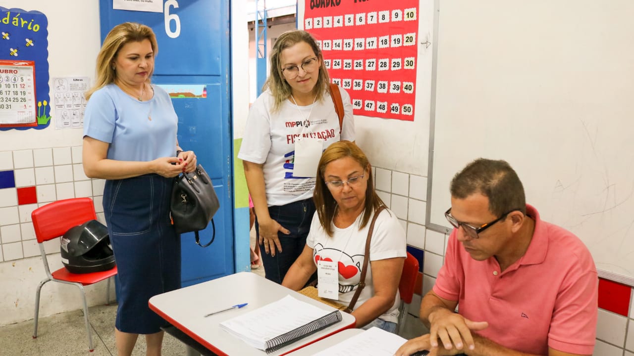 Pessoas de pé 