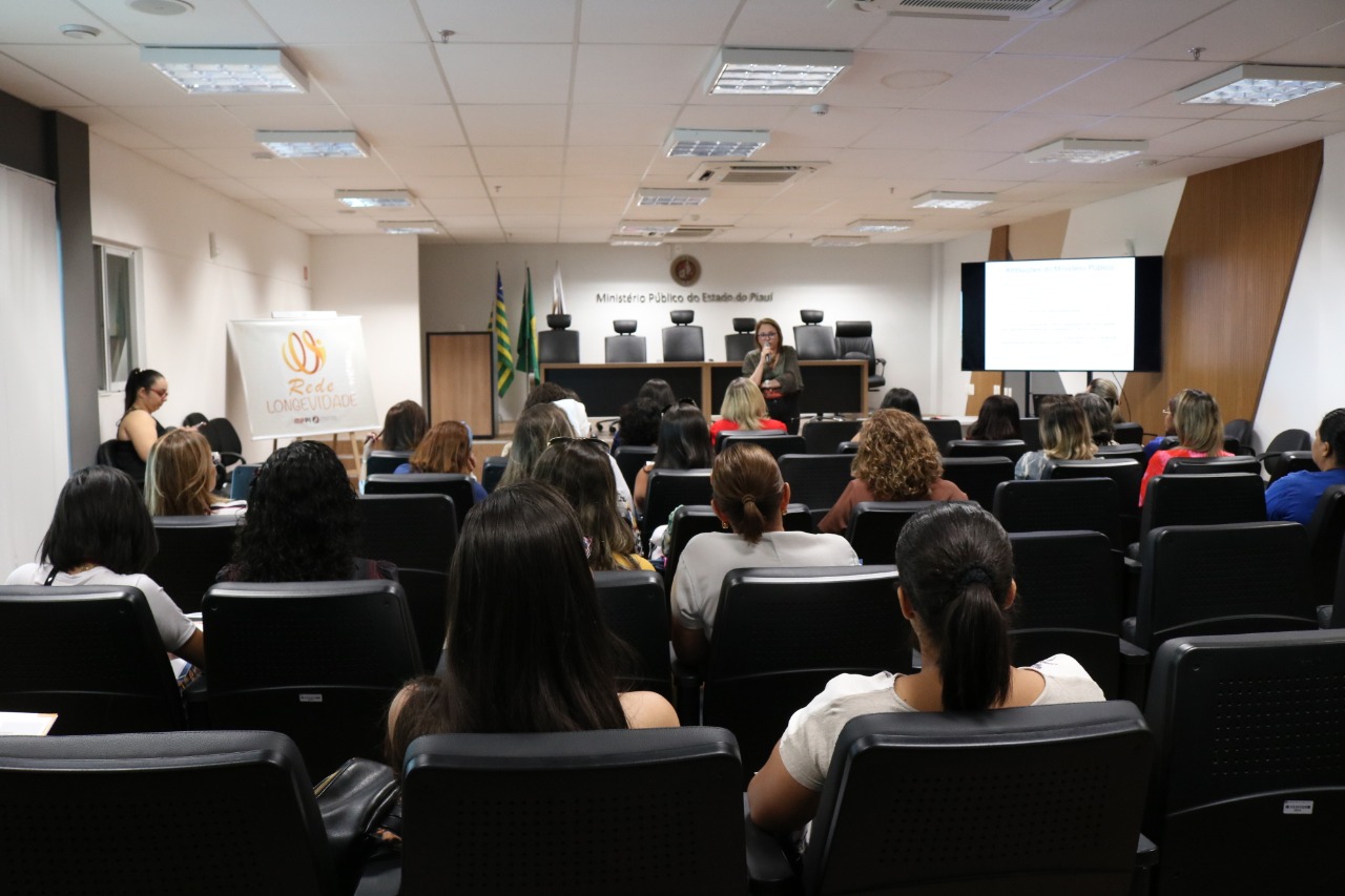 cadeiras e pessoas sentadas