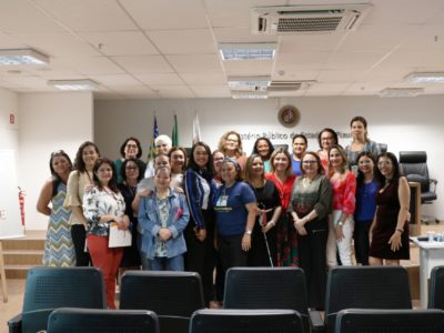 pessoas de pé