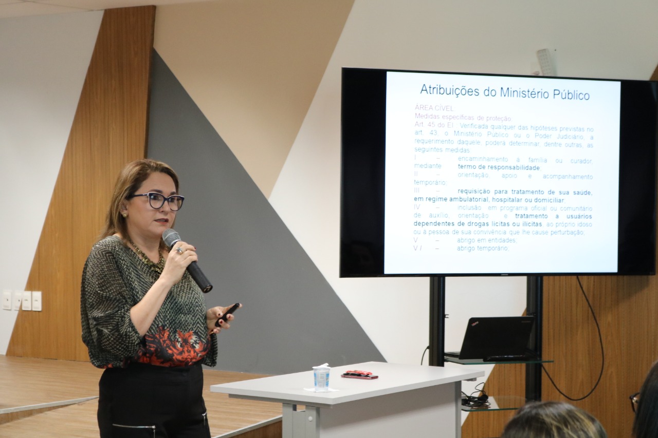 mulher segurando microfone