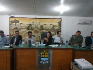 PESSOAS SENTADAS EM MESA