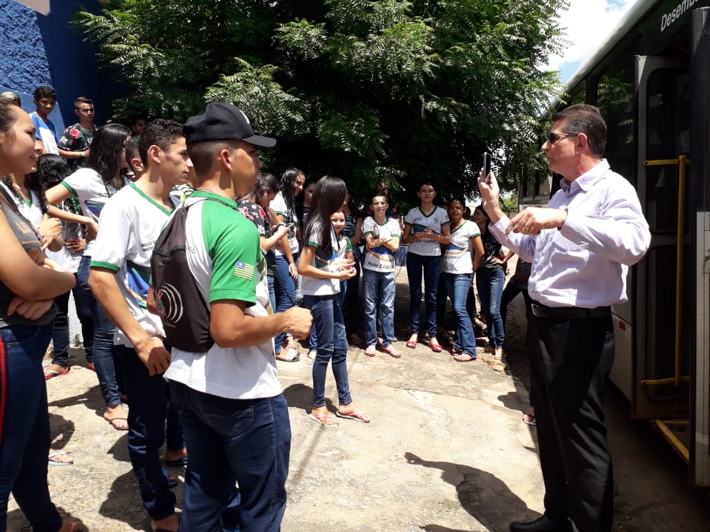 Promotor de Justiça conversando com estudantes