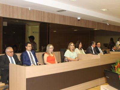 Pessoas sentadas em bancada