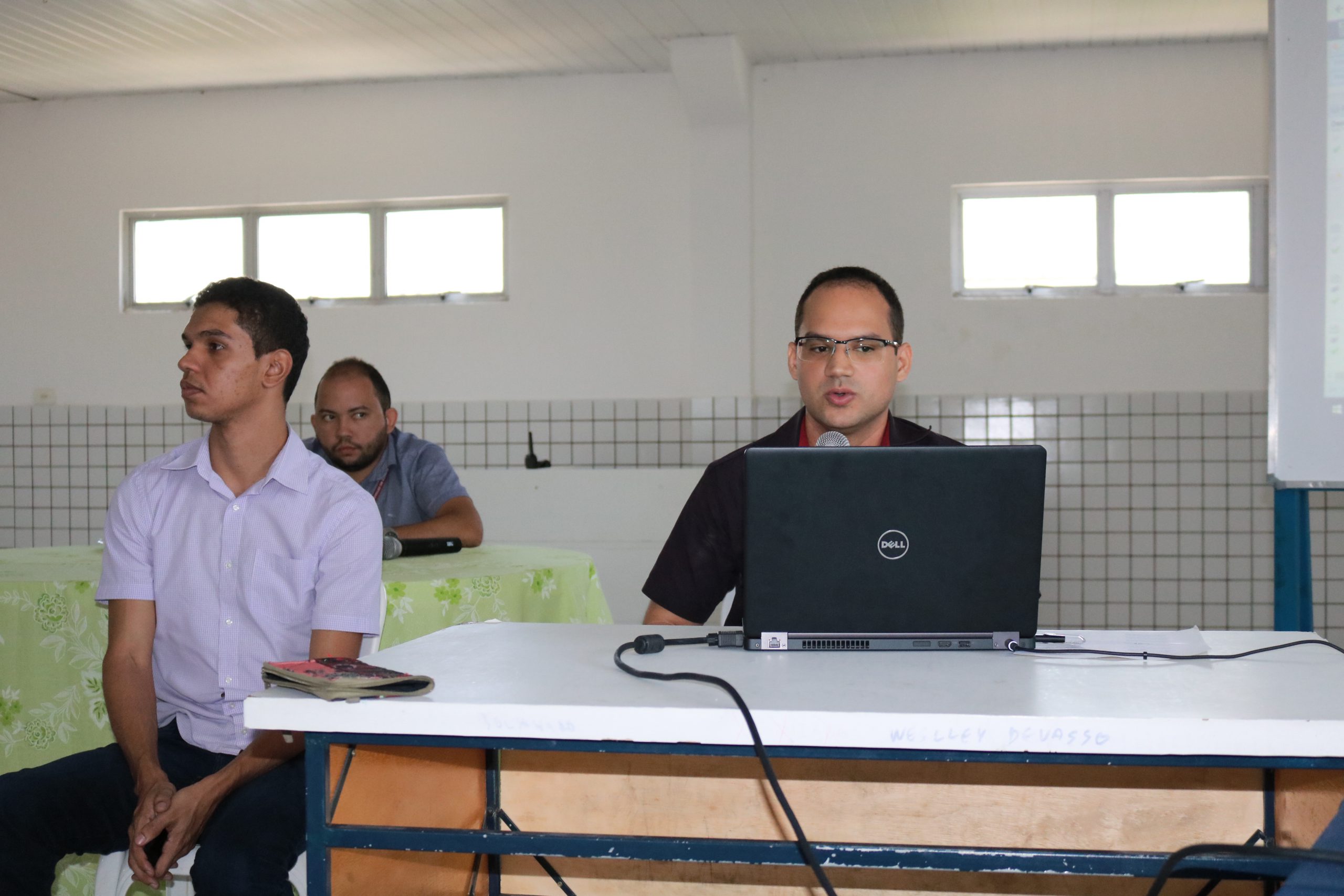 tres homens sentados