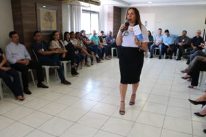 mulher de pé com microfone