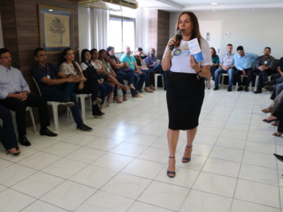 mulher de pé com microfone