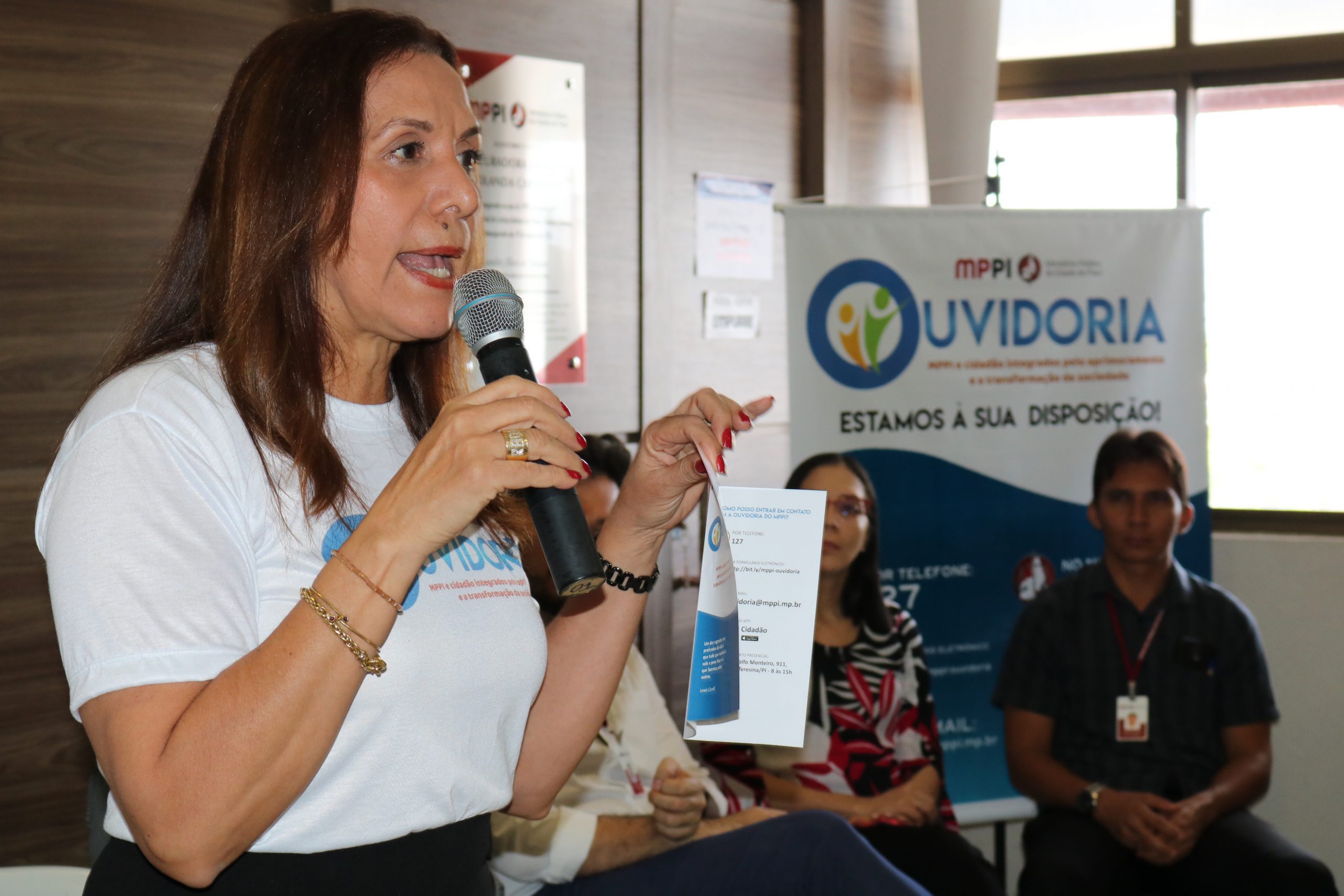mulher com microfone