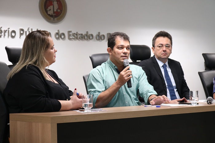 Pessoas conversando 