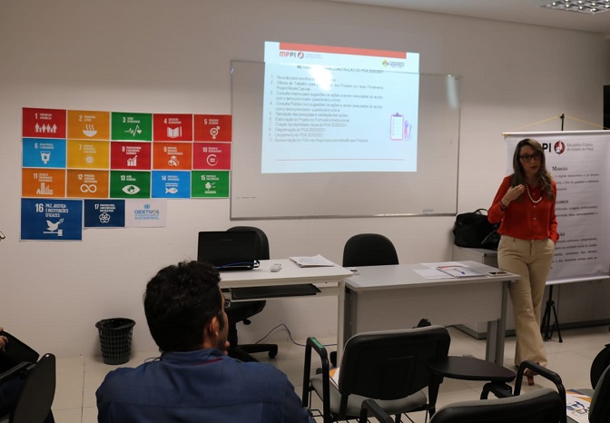 Pessoas reunidas durante oficina