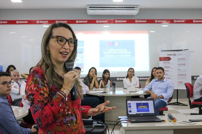 pessoa falando em pé