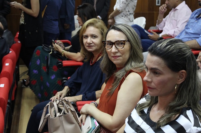Mulheres sentadas prestigiando solenidade