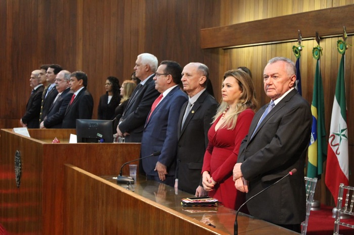 Pessoas posando para foto