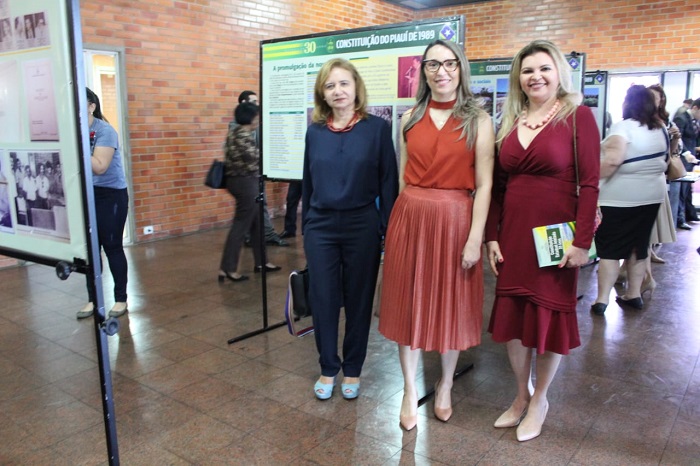 Mulheres reunidas durante exposição