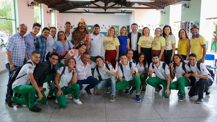 Pessoas de pé sorrindo 