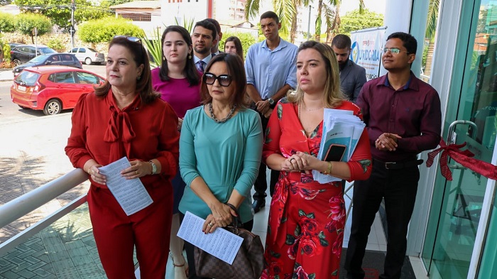 Pessoas de pé 