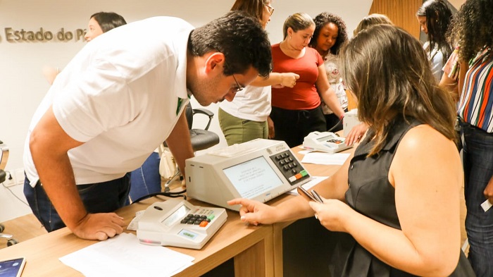 Pessoas sentadas em auditório 