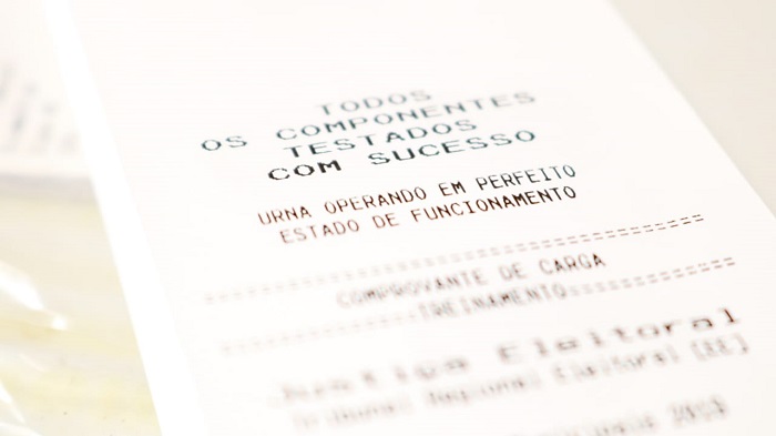 papel sobre uma mesa 