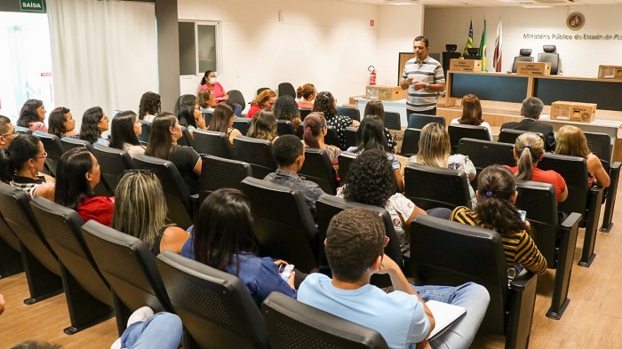 Pessoas sentadas em auditório 