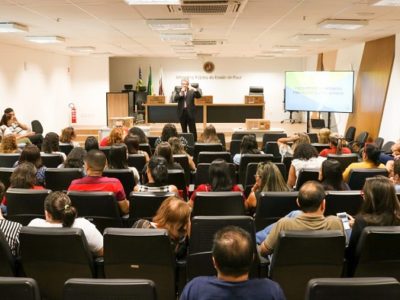 Pessoas sentadas em auditório