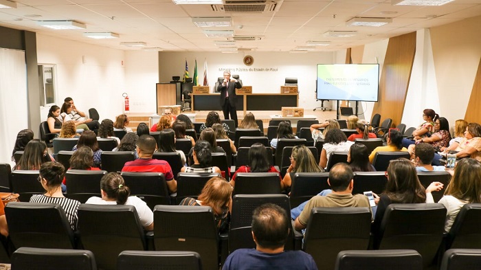 Pessoas sentadas em auditório