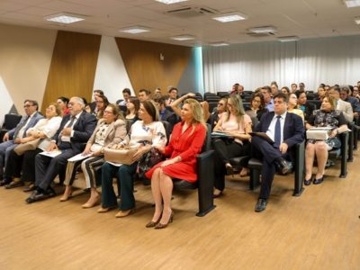 Pessoas sentadas em auditório