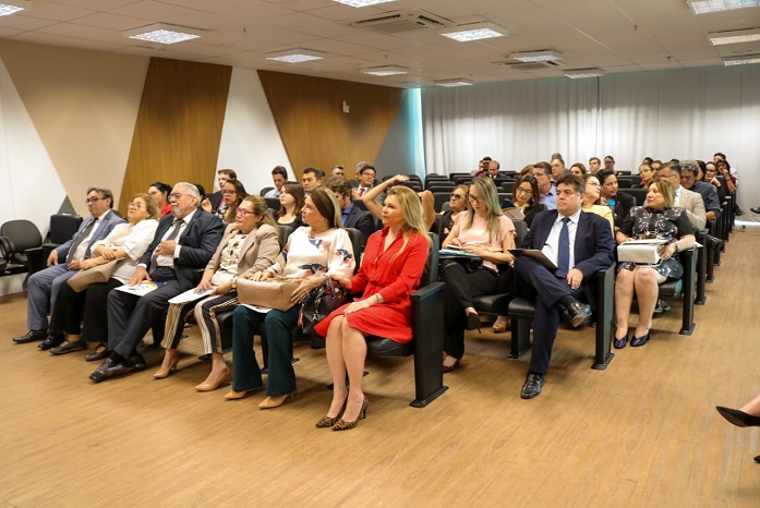 Pessoas sentadas em auditório