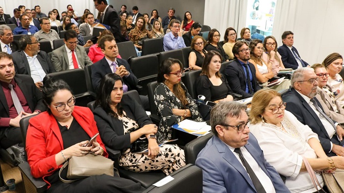 Pessoas sentadas em auditório 