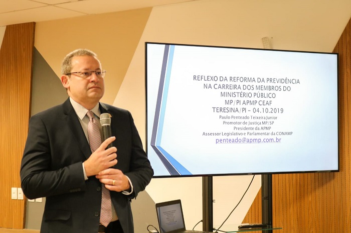 Pessoa de pé falando 