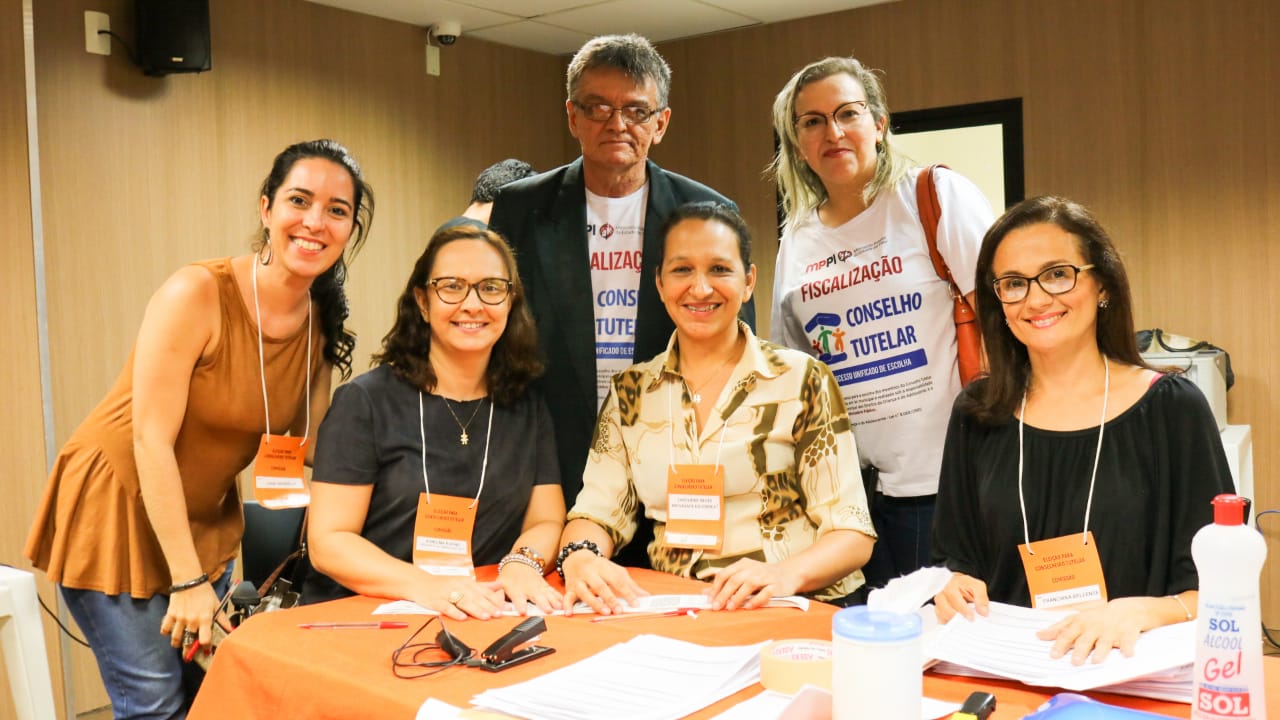 Pessoas de pé sorrindo