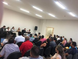 Pessoas sentadas em audiência