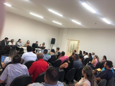 Pessoas sentadas em audiência