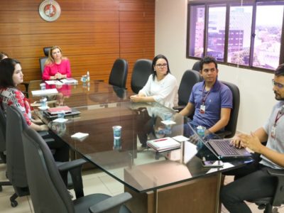 Pessoas sentadas em volta de uma mesa