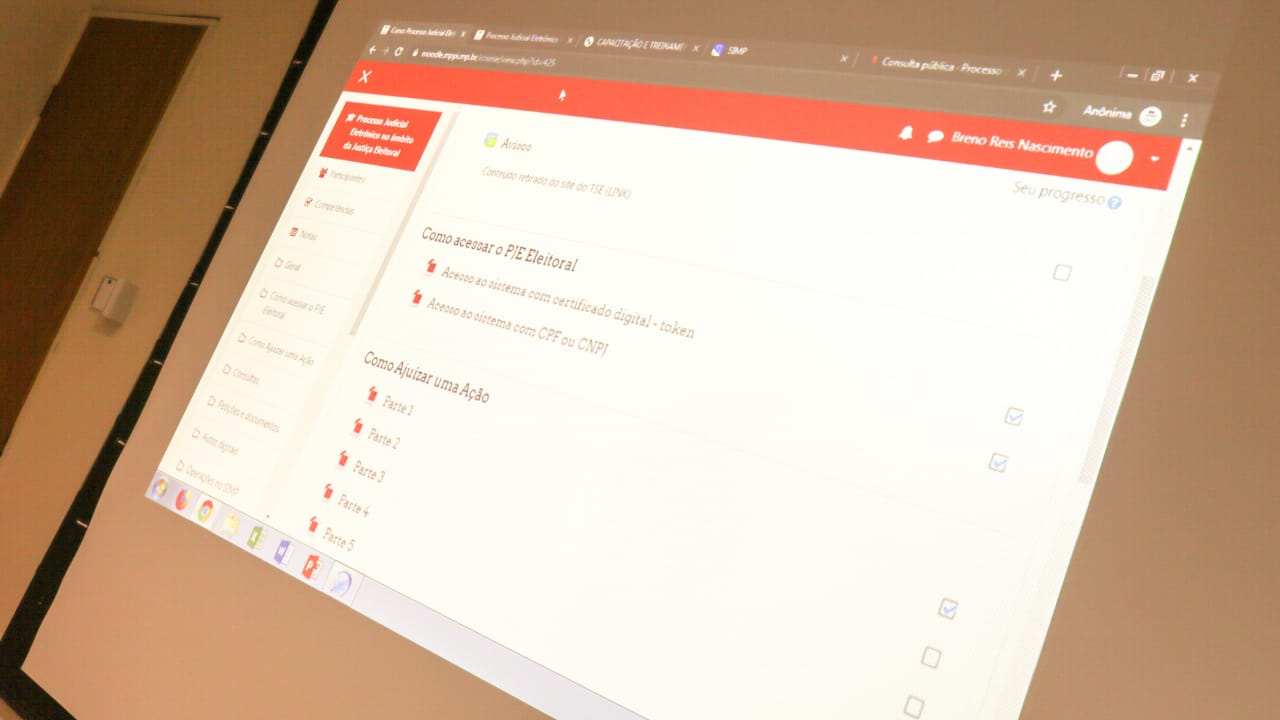 Foto de uma tela de projetor com informações sobre a plataforma de curso 