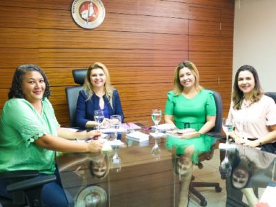 Pessoas sentadas em volta de uma mesa
