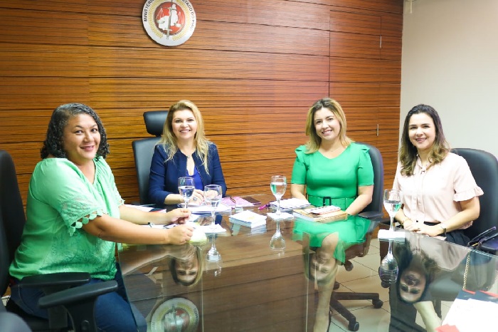 Pessoas sentadas em volta de uma mesa