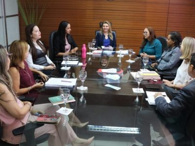Pessoas sentadas em volta de uma mesa