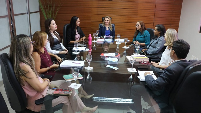 Pessoas sentadas em volta de uma mesa