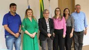 Pessoas de pé sorrindo