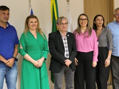 Pessoas de pé sorrindo