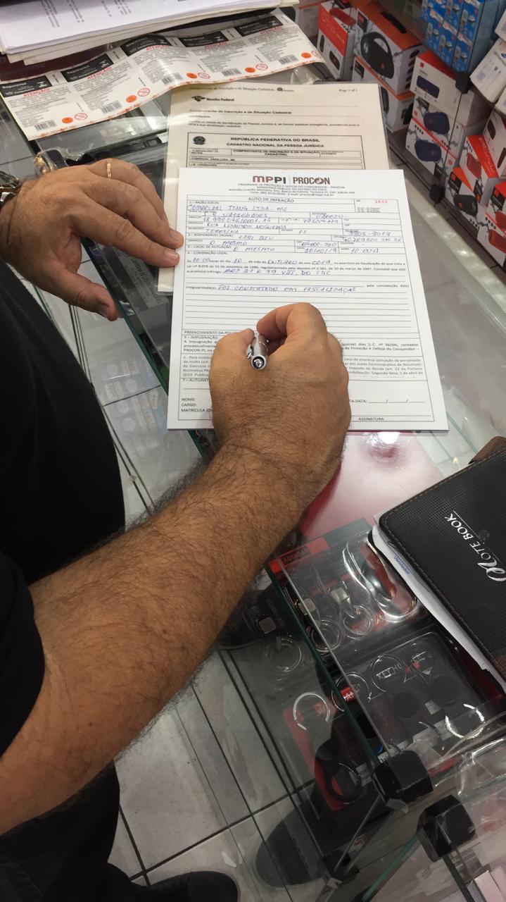Pessoa anotando em um papel 
