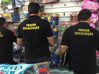 Pessoas de pé