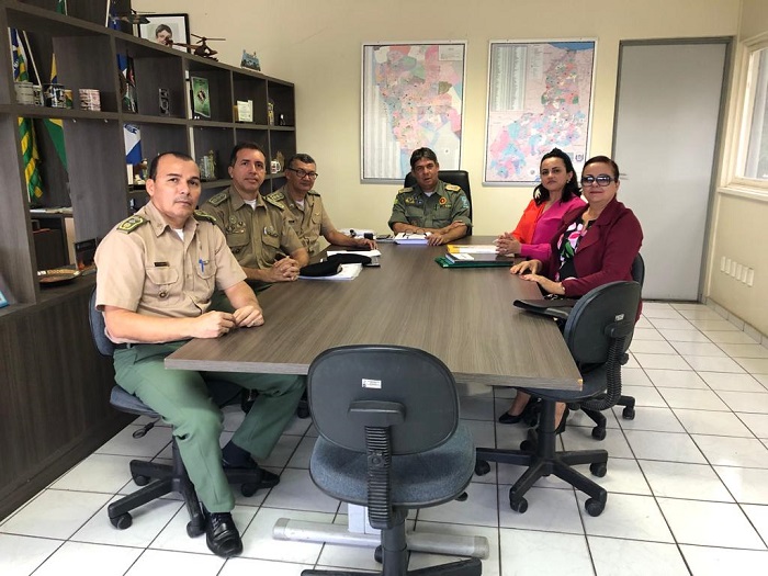 Pessoas sentadas em volta de uma mesa 