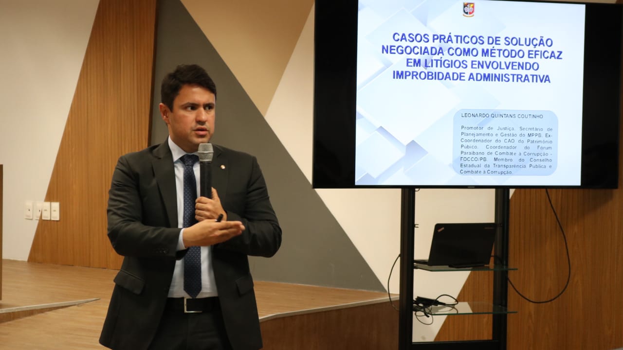 Pessoa de pé falando 