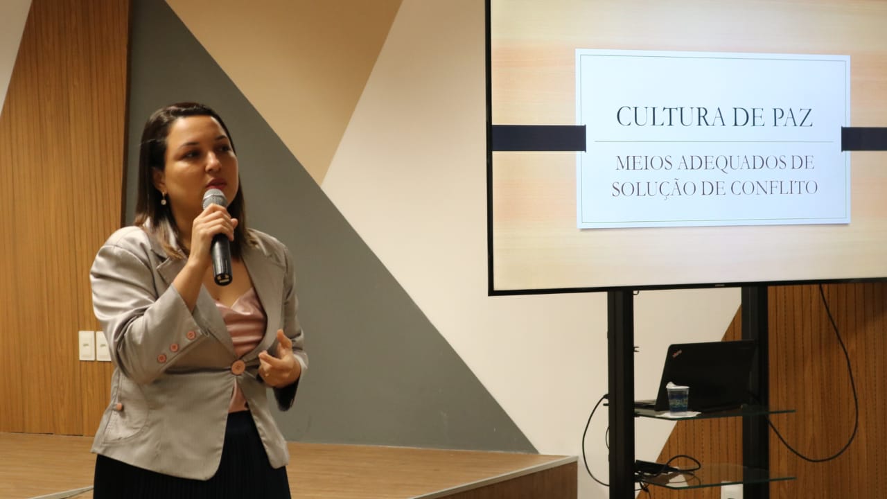 Pessoa de pé falando 