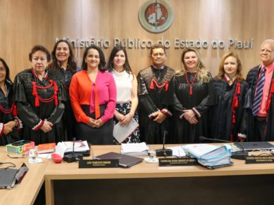 Pessoas de pé sorrindo