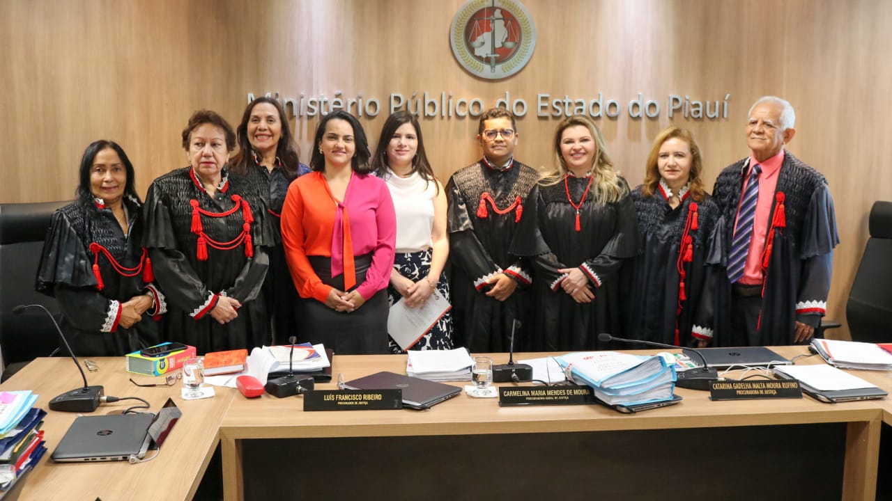 Pessoas de pé sorrindo 